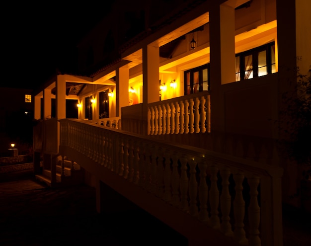 Petit hôtel en Grèce la nuit, heure d'été