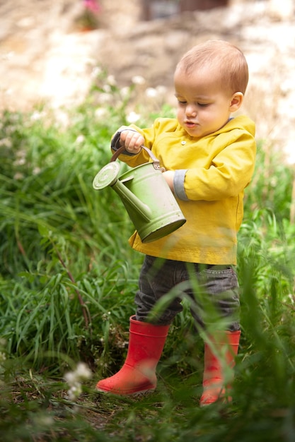 Photo petit jardinier en action