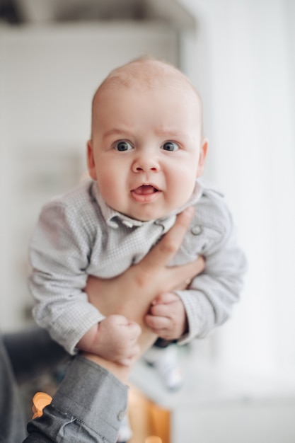 Petit joli bébé dans une ambiance de Noël