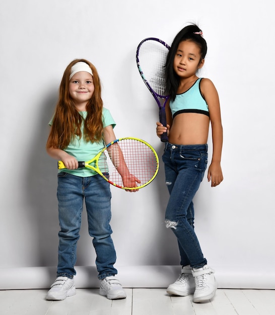 Petit joueur de tennis portrait studio isolé tourné