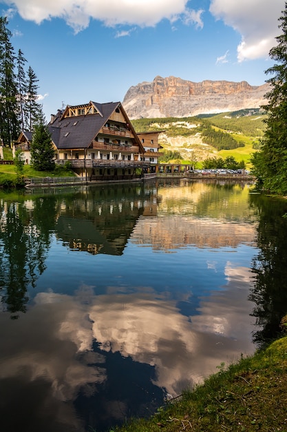 Petit lac alpin dla le, près de La Villa dans les Dolomites du Val Badia, face à Sas dla Crusc