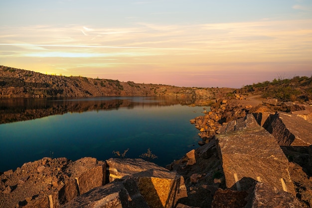 Petit lac entouré de déchets de pierre provenant de travaux miniers