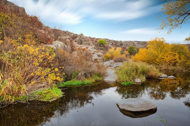 Un petit lac magnifique le long d'une rivière pittoresque qui traverse un magnifique canyon D'énormes écoutilles sont dans l'eau Ukraine