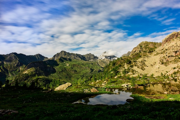 Petit lac de montagne sur les Alpes Orobie Italie