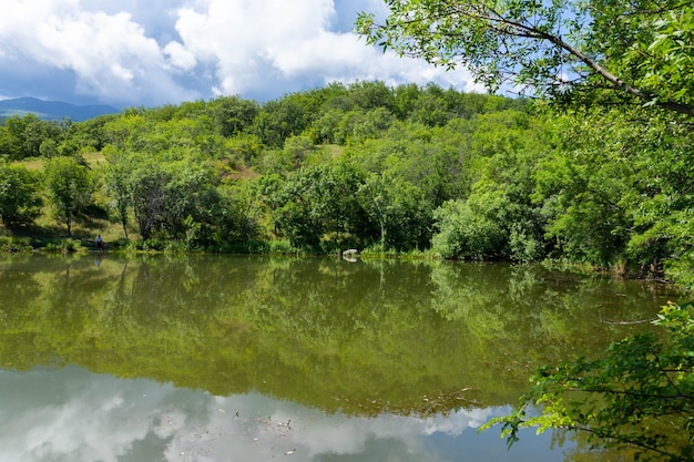 Un petit lac de montagne en Crimée sur fond de montagnes avec des nuages. Paysage.