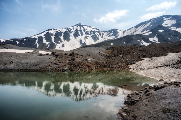 Petit lac de montagne dans les montagnes de l'Oural