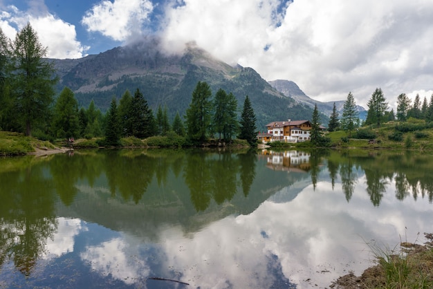 Petit lac de montagne