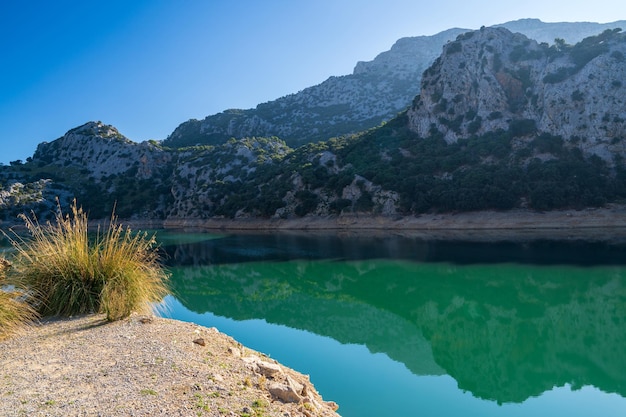 Un petit lac Torrent de Gorg Blau situé parmi les rochers de Majorque en Espagne