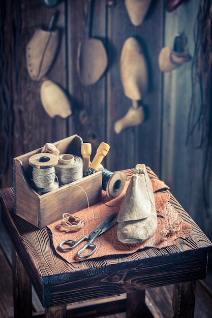 Petit lieu de travail de cordonnier avec brosse et chaussures