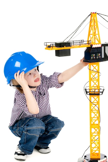 Petit mignon beau petit enfant jouant un constructeur