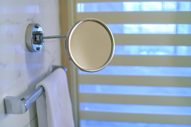 Petit miroir mural rond dans la salle de bain de l'hôtel