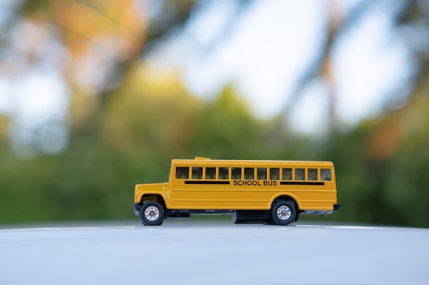 Petit modèle d'autobus scolaire jaune américain comme symbole de l'éducation aux États-Unis