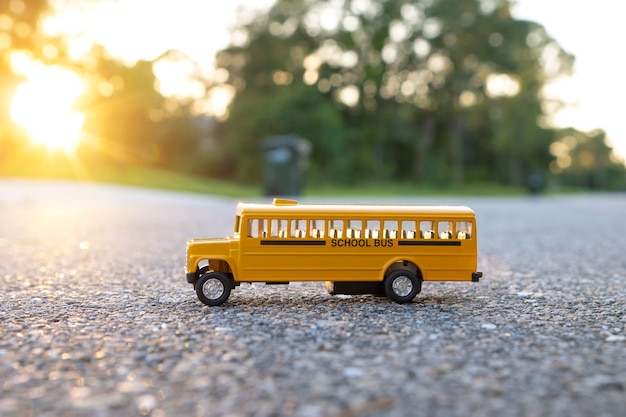 Petit modèle d'autobus scolaire jaune américain en plein air Concept de sécurité de l'éducation aux États-Unis