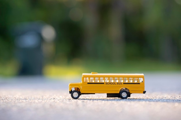 Petit modèle d'autobus scolaire jaune américain en plein air Concept de sécurité de l'éducation aux États-Unis