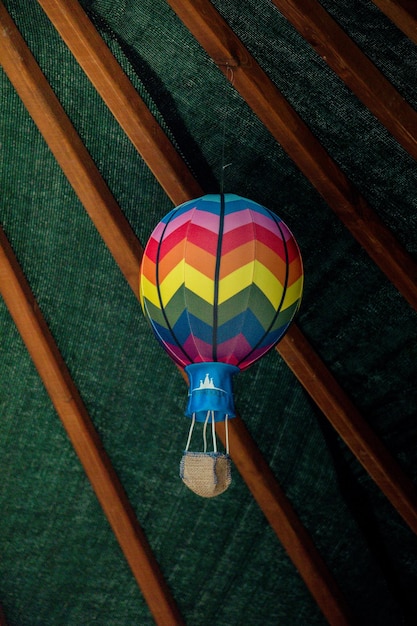 Photo petit modèle de montgolfière colorée en vue