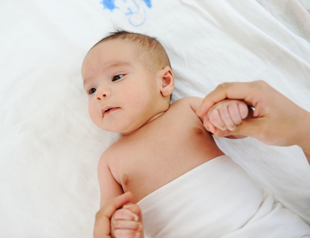 Petit Mois Mignon Bébé âgé Dans Son Lit à La Maison