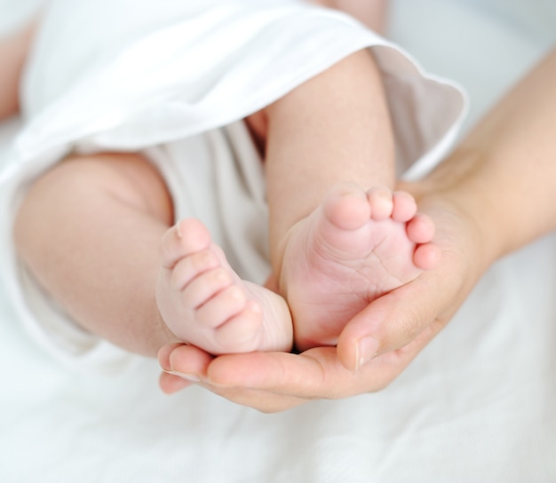 Petit mois mignon bébé âgé dans son lit à la maison