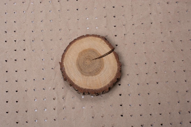 Photo petit morceau de rondin de bois coupé en forme ronde