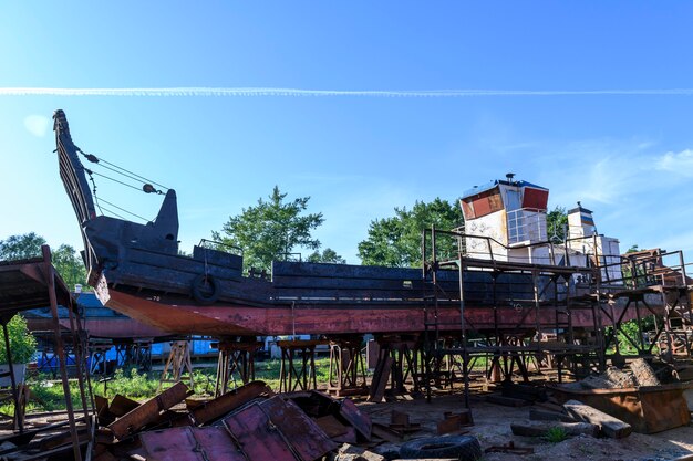 Petit navire à terre sur chantier de réparation navale