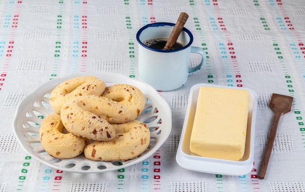 Petit pain au fromage sud-américain typique des chipas sur une assiette avec du beurre et du café