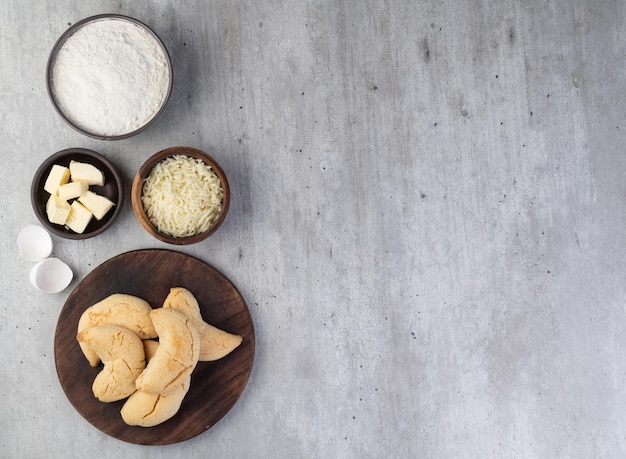 Petit pain au fromage sud-américain typique des chipas avec ingrédients et espace de copie