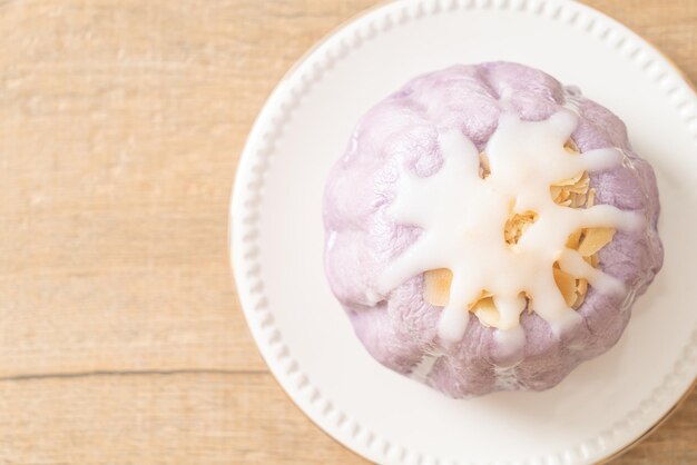 petit pain au taro avec crème au sucre blanc et noix sur le dessus