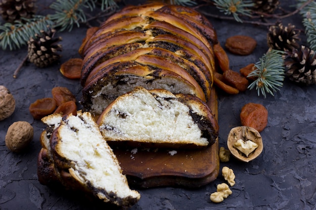 Petit pain aux graines de pavot pour les vacances du nouvel an, concept de nourriture d'hiver. La maison des beaux gâteaux