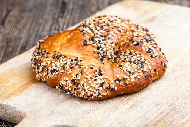 Photo petit pain de blé saupoudré de graines de sésame et de lin, petits pains faits maison