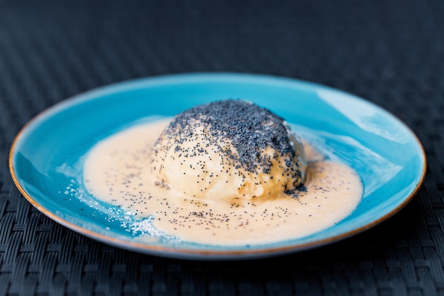 Petit pain de boulette sucré cuit à la vapeur garni de graines de pavot et de sauce à la vanille traditionnelle en Autriche, Slovaquie, Hongrie et Allemagne