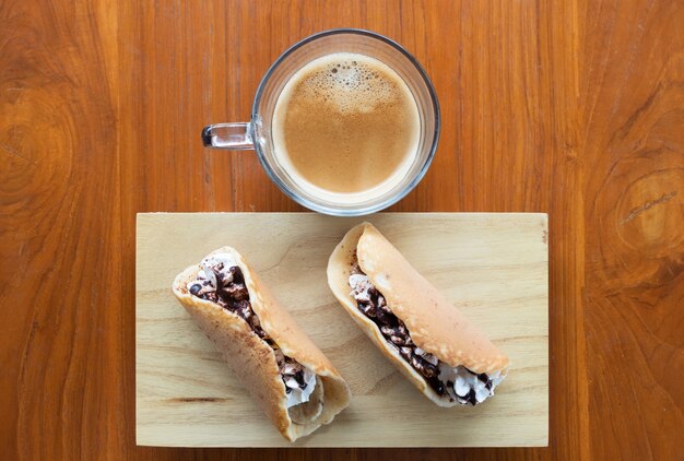 Petit pain crêpe Banoffee avec la tasse à expresso.