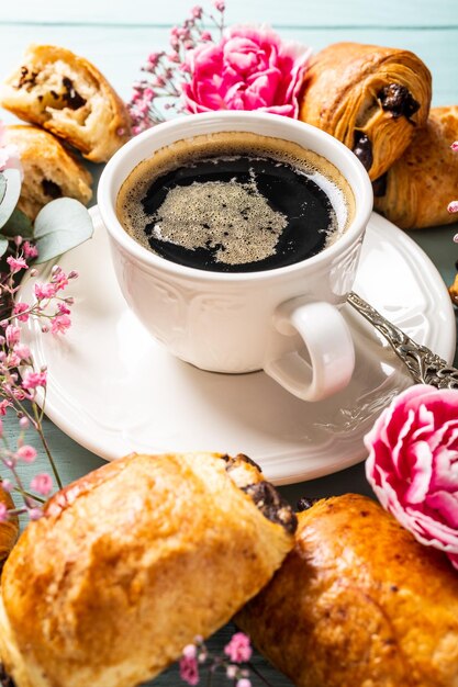 Un petit pain de croissants frais et du café.