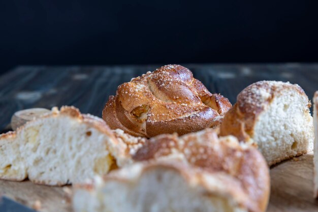 Petit pain frais de blé avec remplissage coupé en morceaux