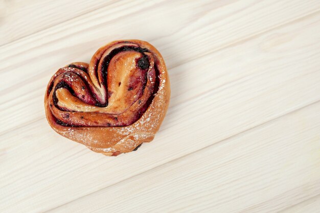 Petit pain avec garnitures sur table