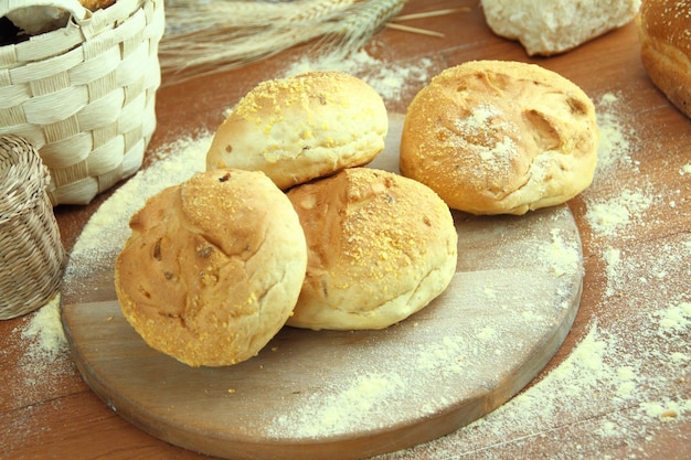 Petit pain de maïs frais