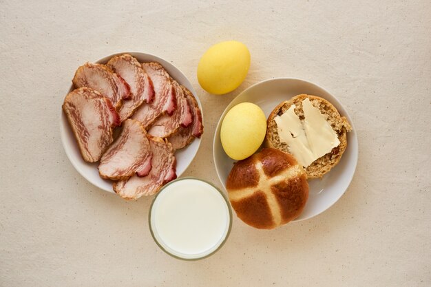 Petit pain de Pâques avec bacon et oeufs sur table