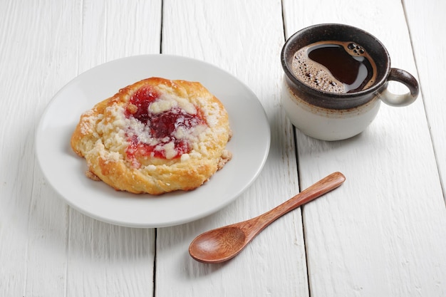 Petit pain sucré et café