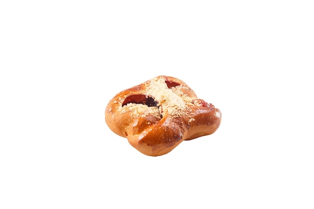 Un petit pain sucré, une confiserie sucrée. Isolé sur fond blanc.