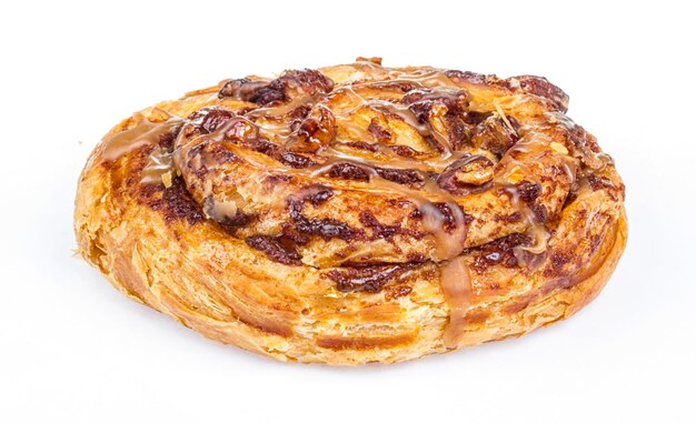 Petit pain sucré isolé sur blanc
