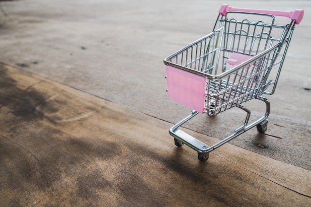 Petit panier, Chariot vide sur parquet.