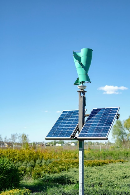 Un petit panneau solaire avec un moulin à vent