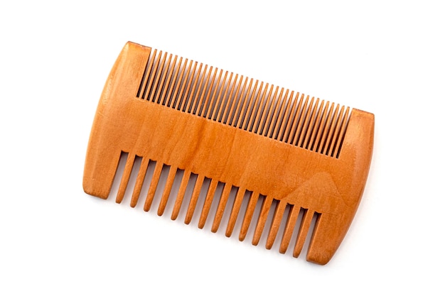 Petit peigne en bois marron pour cheveux de barbe isolé sur blanc