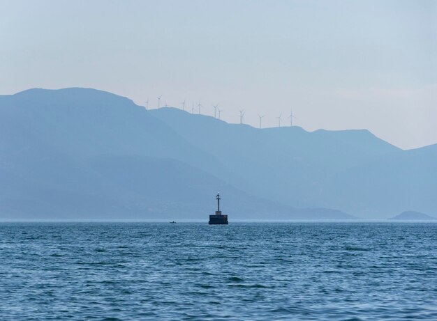 Petit phare dans la mer Egée près de l'île grecque d'Evia Grèce