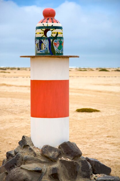 Petit phare rouge sur la plage Namibie