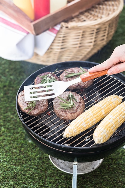 Petit pique-nique d'été avec limonade et hamburgers dans le parc.