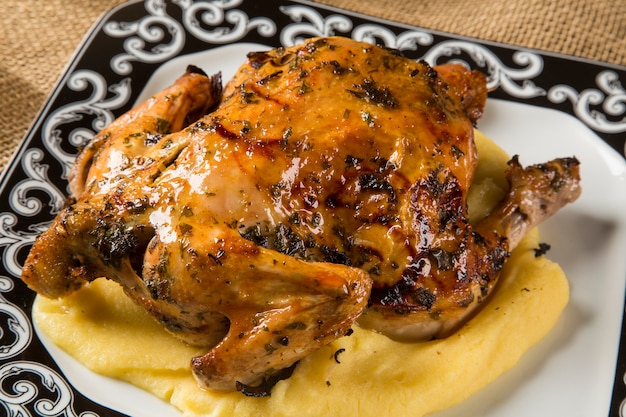 Petit plat de poulet avec polenta sur table en bois