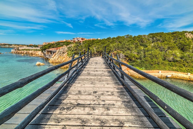 Petit pont en bois à Porto Cervo