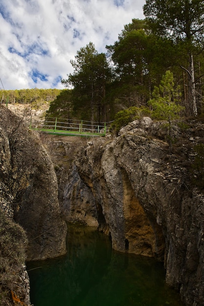 Petit pont métallique au-dessus de la rivière