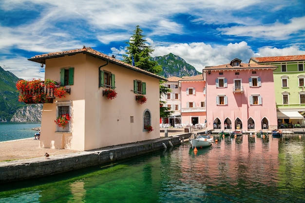 Photo petit port confortable à torbole sur le lac de garde, région du trentin-haut-adige, italie