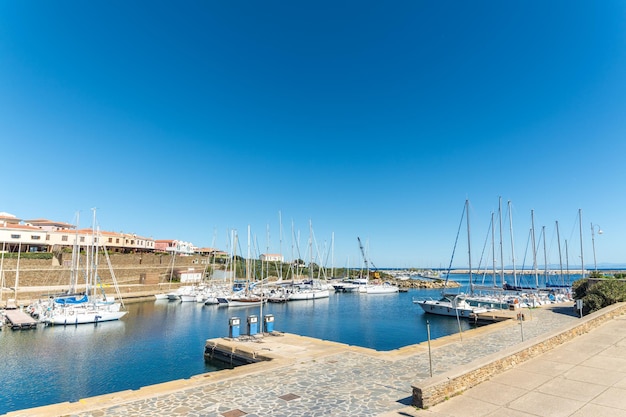 Petit port dans le village de stintino