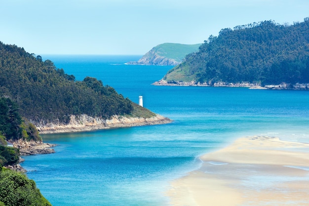 Petit port, Porto do Barqueiro, Galice, Espagne. Paysage de la côte de la mer d'été.